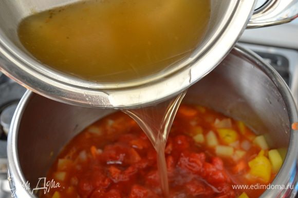 Выложить к овощам измельченные помидоры (с соком) и бульон. Накрыть крышкой и дать провариться 7-9 минут, пока овощи не станут мягче.