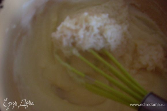 К заварному крему добавить кокосовую смесь, полностью остудить.