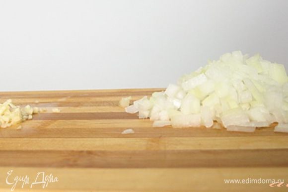 Для приготовления соуса: лук и чеснок мелко порезать. Моцареллу натереть на крупной терке.