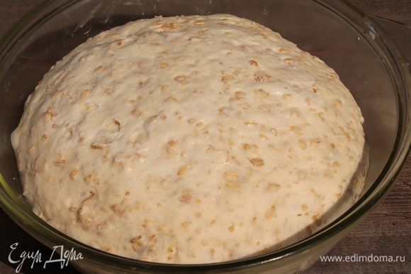 Переложить тесто в слегка смазанную маслом миску, накрыть, оставить подниматься до увеличения вдвое, примерно на полтора часа.