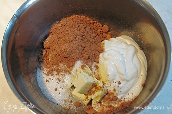 Начнем с крема. Сливочное масло, сахар, какао и сметану кладем в кастрюльку и ставим на медленный огонь. Периодически помешивая доводим массу до однородного состояния.