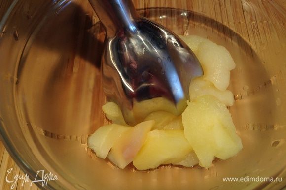 Пюрировать яблоки при помощи блендера.