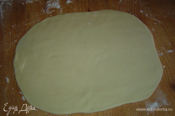 А теперь пришло время приготовить печенье. Я приготовила два вида печенья: сладкое и соленое. Начнем с соленого. Тесто раскатайте толщиной 0,5 см.