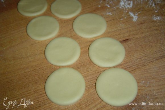 Пока выпекается соленое печенье, приготовим печенье для сладкоежек. Тесто раскатайте толщиной 0,5 см, формой вырежьте кружочки (можно воспользоваться стаканом или имеющимися у вас формочками).
