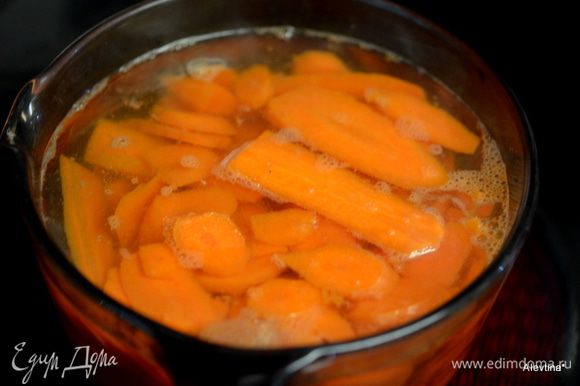Морковь добавить в кипящую воду, оставить на 1 мин.
