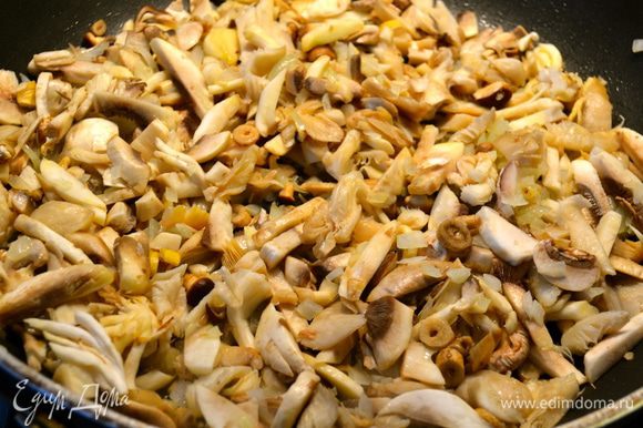 Как только лук станет прозрачным, добавить в сковороду порезанные грибы.
