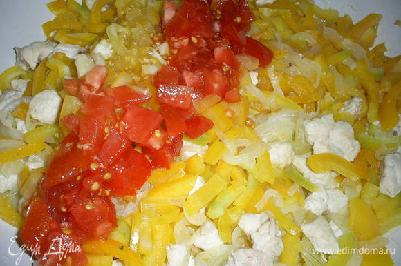 Сладкий перец нарезаем соломкой, помидоры мелкими кубиками, добавляем все это на сковороду.