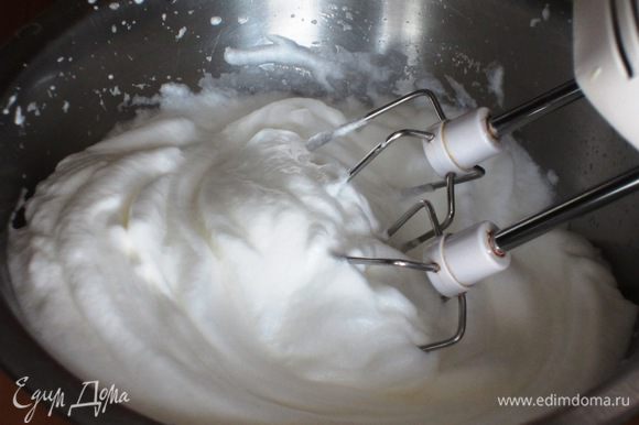 Кокосовая основа: Взбить белки до мягких пиков, постепенно добавляя сахар.