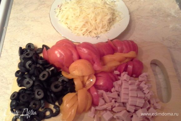 Готовим начинку: режем оливки, колбасу, помидоры, трем на терке сыр.