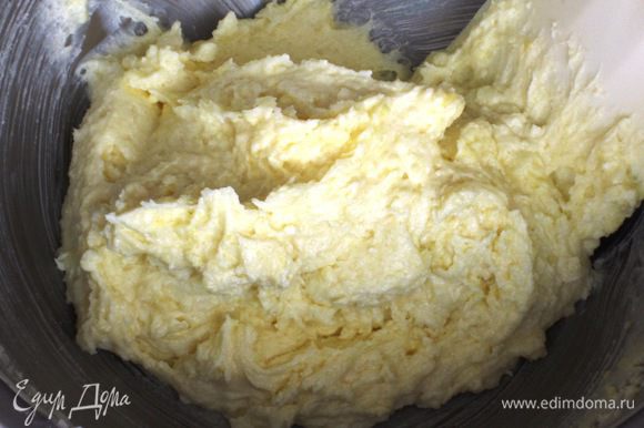 Масло взбить с сахаром.Не выключая миксер, постепенно добавить заварной крем и взбивать до получения однородного крема.