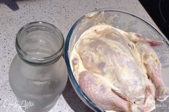 Замаринуйте курицу в смеси майонеза, измельченного чеснока и приправ для курицы. Оставьте на 6 часов. Если в готовой приправе содержится соль, то дополнительно тушку солить не надо.