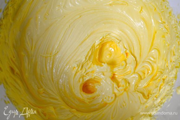 Отделить желтки от белков. В объемной миске взбить желтки с оставшимся маслом (70 г) и половиной сахара (50 г) до увеличения массы вдвое.