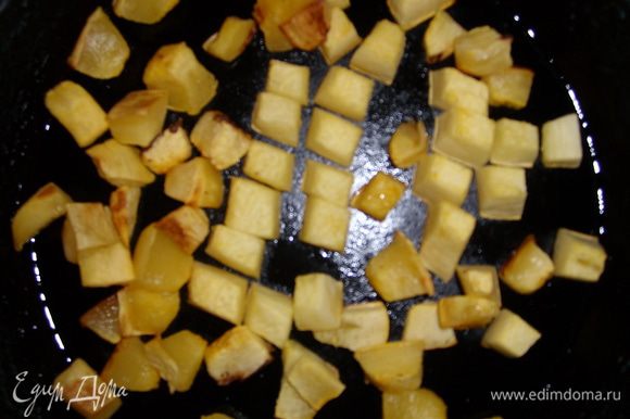 Предварительно запечь тыкву нарезав кубиком. На хорошо разогретой сковороде обжарить тыкву 1 минуту на оливковом масле.