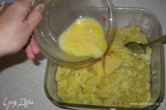 Замесить тесто Сделать в центре смеси углубление, влить яйцо и всыпать немного муки.