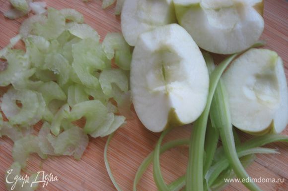 Приготовить быстрый, полезный салат. Количество приведенных овощей и других ингредиентов для салата дано на 1 -2 порции. Стебель сельдерея и яблоко почистить, порезать мелко.