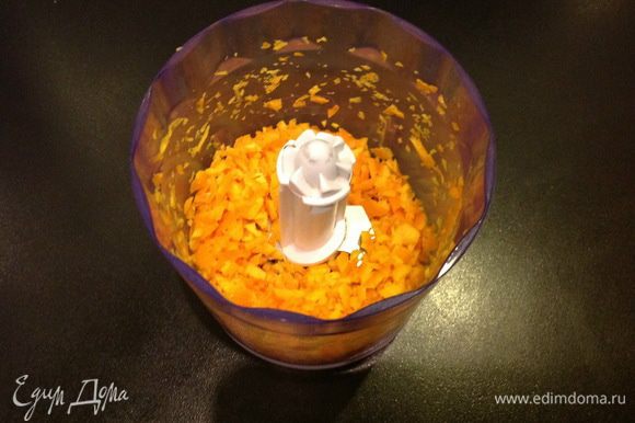 Цедру апельсина измельчаем на блендере. Можно поскоблить теркой, а можно порезать маленькими квадратиками.