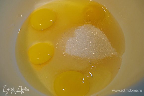 Пока крем остывает займемся бисквитом. Взбить яйца с сахаром до густой пены.