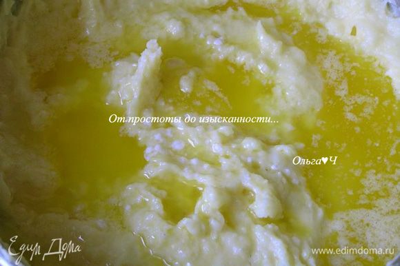 Порционно добавить сыр, тщательно перемешивая до полного расплавления сыра. На сковороде растопить сливочное масло и обжарить раздавленный зубчик чеснока. Вылить масло в поленту, перемешать.