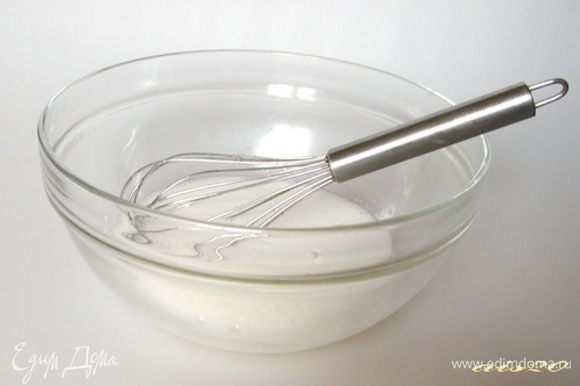 В кастрюлю насыпать белый сахар, влить молоко. Прогреть молоко до растворения сахара, постоянно помешивая. Снять с огня и перелить молоко в миску, дать немного остыть.