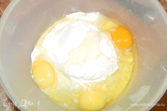 В муку добавить соль, ввести яйца