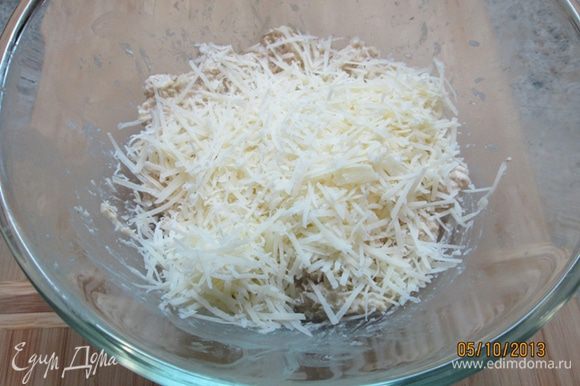 Нарезать масло кубиками, добавить в сухие ингредиенты. Влить молоко, вымесить тесто. Добавить натертый на терке сыр "Джюгас", перемешать.