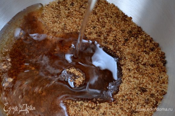 Коричневый сахар положить в чашу миксера (если Вы используете домашний комбайн, или же взбивать ручным миксером), добавить растительное масло и начать взбивать до образования однородной массы.