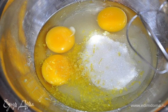 В кастрюльк довести воду до кипения, водрузить другую миску, в которой мы будем взбивать яйца, Яйца взбить с сахаром, ванилином, цедрой на невысокой скорости (дно чашки не должно касаться воды!), до светлого кремообразного состояния,