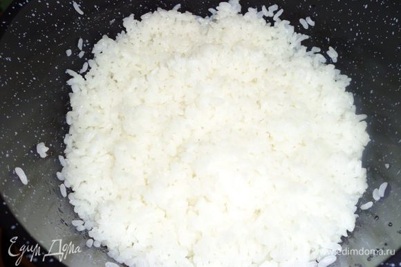 Промойте рис водой, пока вода, не станет прозрачной. Очень важно не мять рис руками, а нежно переворачивать его, что бы зернышки остались целыми. Дайте рису постоять в холодной воде в течение 30-45 минут, для набухания. Положите рис в глубокую кастрюлю, лучше всего с толстым дном, и залейте водой. Воды должно быть на 1/5 больше, чем риса. Накройте кастрюлю крышкой, поставьте на средний огонь и доведите до кипения. Затем убавьте огонь до минимума и варите рис при слабом кипении 10—12 минут, пока он не впитает всю воду. Снимите кастрюлю с огня и дайте постоять, не открывая крышку, 15 минут. Можно укутать в полотенце или одеяло. Пока рис доходит под одеялом, следует приготовить маринад: уксус с сахаром и солью. Хорошо перемешайте, чтобы сахар и соль растворились. Затем полейте рис уксусной смесью. Аккуратно перемешивайте деревянной лопаточкой, чтобы рисинки не ломались! Прежде чем приступить к приготовлению суши, дайте рису остыть, чтобы дальше можно его было брать руками.
