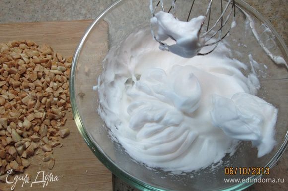 В миске взбить белки в крепкую пену, добавить миндаль, немного корицы, 180 г сахарной пудры, перемешать.