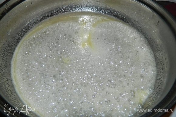 Пока печется пирог, приготовить глазурь. В сковороде с глубокими краями растопить 1 ч.л. сливочного масла, влить сок одного лимона, довести до кипения, затем всыпать 0,5 стакана сахара, кипятить 5 минут.