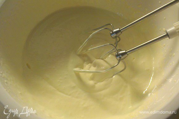 Взбить маскарпоне немного венчиком. Отдельно взбить желтки и сахар до бела (примерно 5 мин.) и добавить их по ложке к маскарпоне.