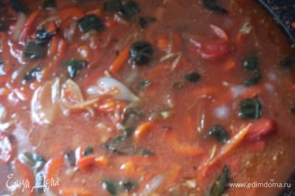 Затем добавим томатный соус, бульон, базилик, измельченный чеснок и орегано с солью. Накроем крышкой и оставим тушится до готовности.