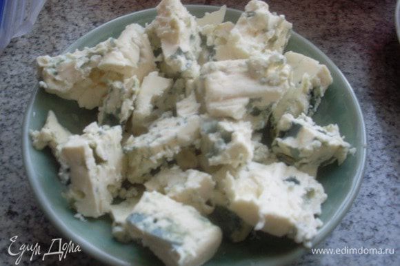 Поломать произвольными кусочками сыр. У меня bleu d'auvergne - тоже голубой сыр из коровьего молока, только из Франции, угостили по случаю.