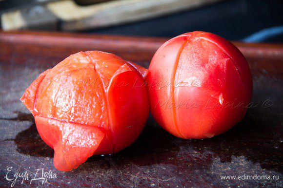 Для приготовления соуса надо снять кожицу с томатов. Окунаем их на 3-5 минут в горячую воду сделав крестовые надрезы у основания. Затем кожица легко снимется. Томаты нарезать кубиками без семечек.