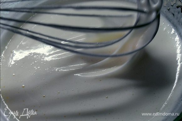 Яйца и сахар, ванильный сахар взбить миксером до бела.