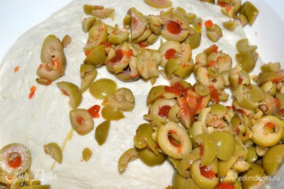 Нарезаем оливки и добавляем их в тесто.