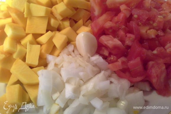 Подготавливаем овощи: моем, чистим. Режем кубиком лук, тыкву, помидоры. Очень мелко режем чеснок.