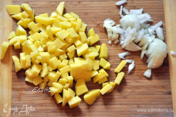 Картофель очистить и нарезать кубиками. Порезать луковицу.