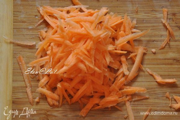 Морковку натереть на крупной терке.
