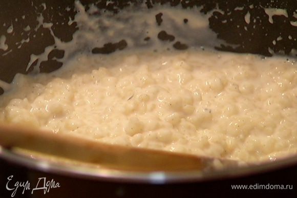 Когда молоко закипит, всыпать рис и отварить его до готовности на медленном огне (если нужно, в процессе варки влить немного горячей воды).
