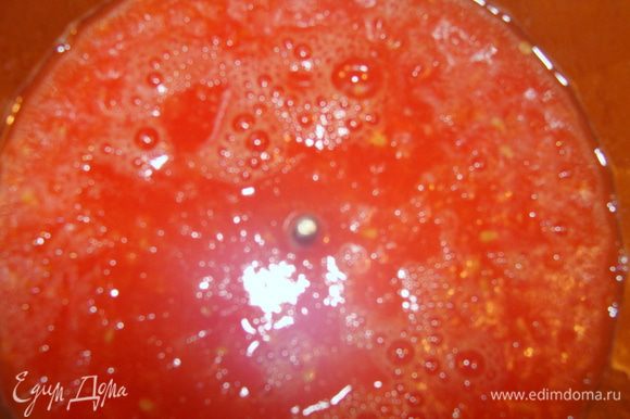 У помидор сделать крестобразный надрез, опустить на 1 мин в кипяток, снять кожицу и тоже измельчить в блендаре.