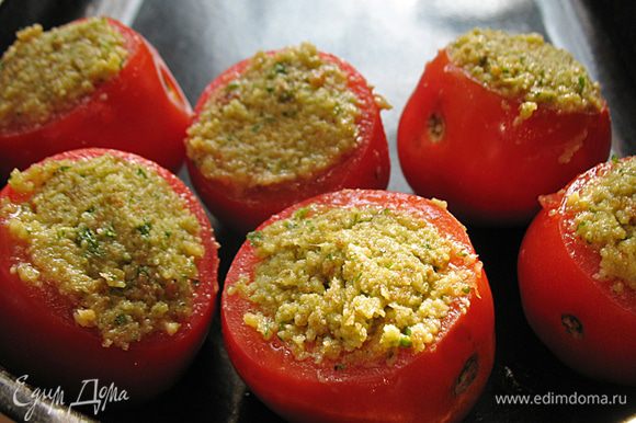 Заполнить помидоры подготовленной смесью, слегка придавить и запекать в предварительно разогретой до 180 градусов духовке 30 минут.