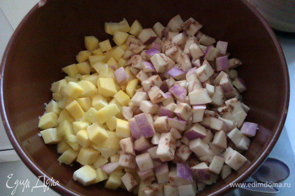 Баклажаны и цукини режем небольшими кубиками, солим и оставляем в чашке на 15 минут.