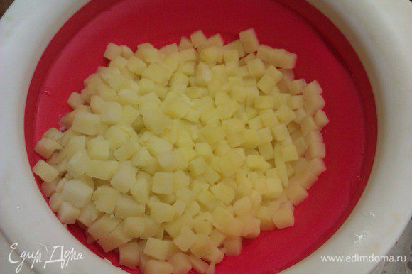 Картофель чистим, режем на небольшие кубики. В кастрюле доводим воду до кипения, добавляем картофель и варим 3-4 минуты до полуготовности. Откидываем картофель на дуршлаг, остужаем.