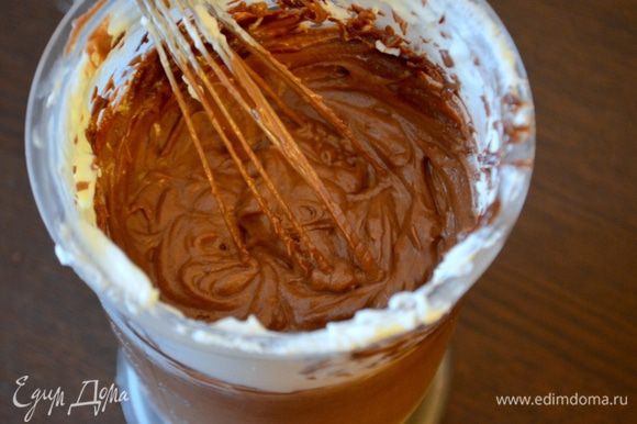 Смешать оставшийся заварной крем с растопленным шоколадом, а затем ввести порционно сливки - это шоколадный крем.