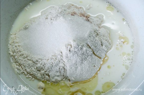 В миску всыпать просеянную муку, соль. В отдельной миске в теплом молоке развести дрожжи до растворения, добавить сахар. Влить в муку,добавить растительное масло.