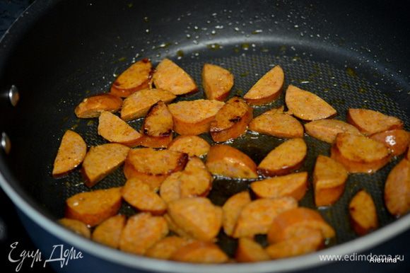 Колбасу порезать и обжарить слегка на сковороде с растительным маслом.
