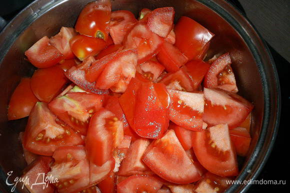 Заранее позаботимся о томатном пюре. Если вы приобрели готовое - переходим к следующему шагу, если свежие помидоры - читаем дальше. Помидоры мелко нарезаем и ставим на средний огонь и тушим до мягкости.