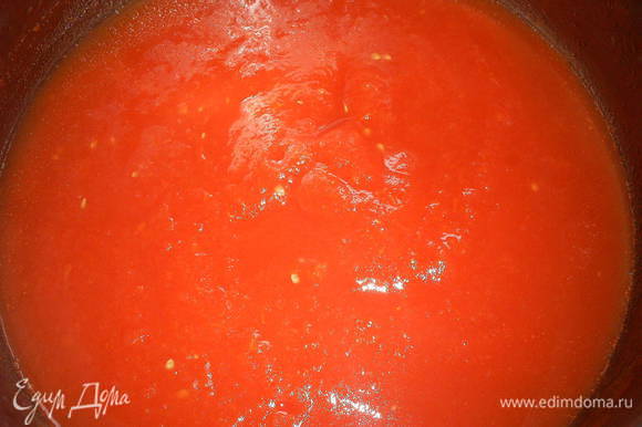Когда их получится размять вилкой в однородную массу, снимаем помидоры с огня. Полученную массу протираем через сито. Вкуснейшее и натуральное томатное пюре готово!