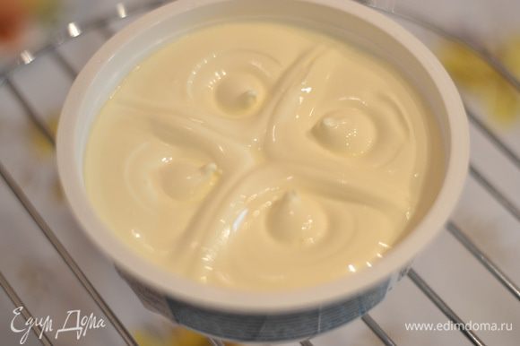 Сыр маскарпоне лучше заранее до приготовления крема достать из холодильника, чтобы он стал комнатной температуры.
